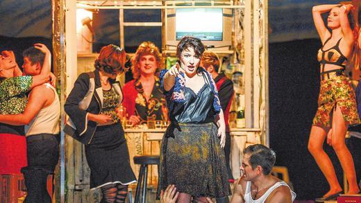 Schmugglernest: Carmen (Laura Brioli) in der Kneipe von Lillas Pastia. Schmugglernest: Carmen (Laura Brioli) in der Kneipe von Lillas Pastia.