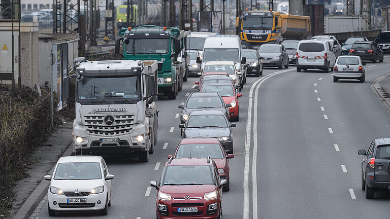 Zahlreiche Fahrzeuge passieren die Nordtangente bei Grombühl in Würzburg.&nbsp; Foto: Daniel Peter