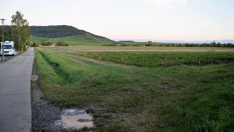 Wohnen mit Blick auf den Schwanberg: Rechts der Jahnstraße soll das neue Rödelseer Baugebiet entstehen. Über die Erschließung der Straße gibt es jetzt Diskussionen.