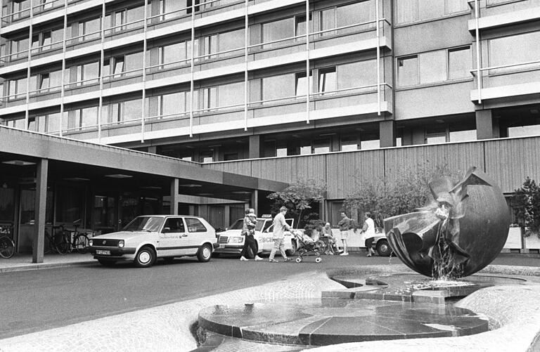 Der Brunnen vor dem Leopoldina sieht noch genauso aus. Nur die Autos und die Bekleidung der Leute nicht mehr. Wann genau diese Aufnahme entstand, ist leider nicht genau zu sagen.