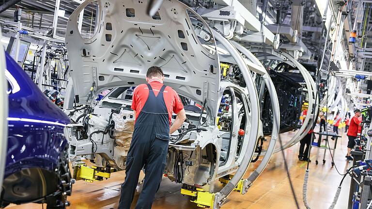 Autobau       -  Weniger Jobs in der Industrie.