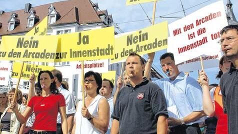 „Wir pfeifen auf die Arcaden“: Würzburger Geschäftsleute und ihre Angestellten demonstrierten im Juli 2006 lautstark gegen die geplante Konkurrenz am Hauptbahnhof. „Wir pfeifen auf die Arcaden“: Würzburger Geschäftsleute und ihre Angestellten demonstrierten im Juli 2006 lautstark gegen die geplante Konkurrenz am Hauptbahnhof.