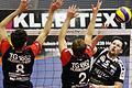 Volleyball TG RŸsselsheim II - HEITEC Volleys Eltmann       -  Es muss nicht immer mit Gewalt sein: Eltmanns Kapitän Sebastian Richter legt den Ball gekonnt am Rüsselsheimer Block (von links Aljoscha Grabowski,  und Sebastian Dinges) vorbei.