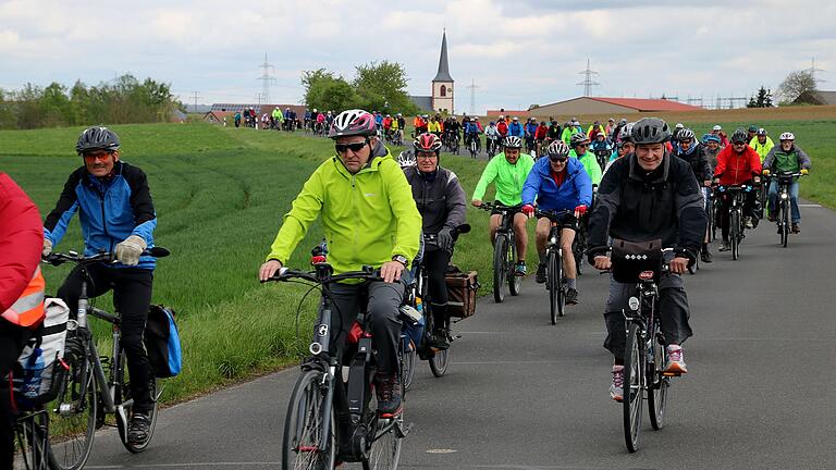 So viel wie beim Radlerfrühling, zu dem der Landkreis zum letzten Mal 2019 eingeladen hatte, ist auf den Radwegen im südlichen Landkreis selten los. Im Hintergrund der Riedenheimer Ortsteil Stalldorf.