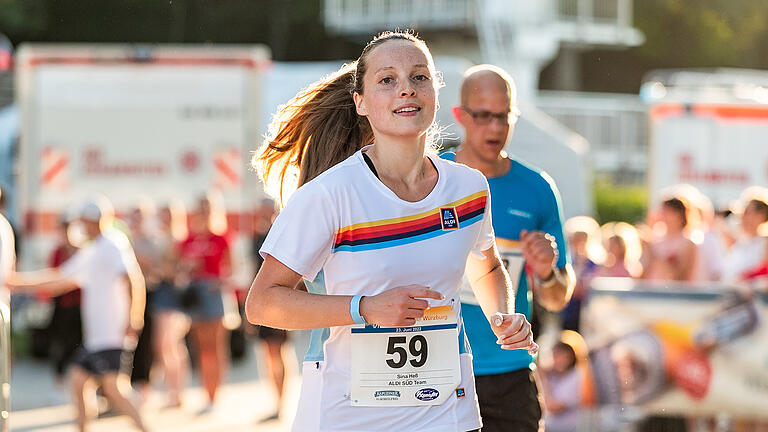 Rund 2500 Teilnehmer beim  Firmenlauf am Donnerstag 23.06.22 mit Start und Ziel im Dallenbergbad in Würzburg.