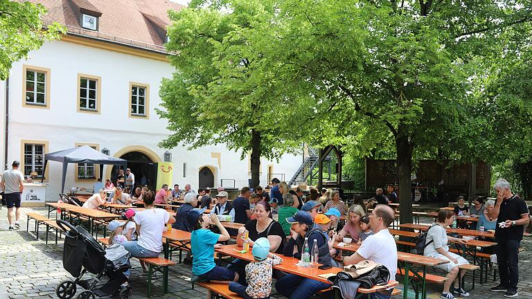 Der Spitalgarten als Veranstaltungsort für Freiluftevents (im Bild der 'Tag der tollen Tonne' 2023) und das Bürgerspital als Zentrum für kulturelle Einrichtungen stehen im Mittelpunkt beim ersten 'Gerolzhöfer Summer Opening'. Der Spitalgarten als Veranstaltungsort für Freiluftevents (im Bild der 'Tag der tollen Tonne' 2023) und das Bürgerspital als Zentrum für kulturelle Einrichtungen stehen im Mittelpunkt beim ersten 'Gerolzhöfer Summer Opening'.