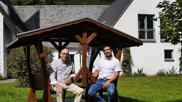 Kur- und Urlauberseelsorger Jörg Uhlmann (links) und Pfarrer Niels Hönerlage vor dem Gemeindehaus im Georgipark.       -  Kur- und Urlauberseelsorger Jörg Uhlmann (links) und Pfarrer Niels Hönerlage vor dem Gemeindehaus im Georgipark.