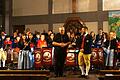 Gemeinsam auf dem Altarraum die 70 Akteure des Musikvereins Alitzheim und des Gesangvereins Sängerlust 1910 Alitzheim bei ihrem Konzert in der Kirche Sankt Martin. Vorne Chorleiter Walter Stark und Dirigent der beiden Kapellen Andreas Pickel.