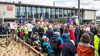Rund 300 Menschen nehmen am Samstag 19.04.25 am Ostermarsch durch Würzburg teil. Er hat zum Thema: Den Frieden gewinnen - nicht den Krieg'. Sie demonstrieren gegen die weltweite Aufrüstung.