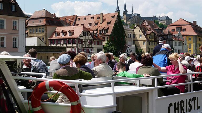 So kuschelig eng wie auf diesem Archivbild wird es auf der „Christl“ und „Stadt Bamberg“ zwar nicht zugehen dürfen, doch ab Samstag heißt es wieder „Leinen los“. So kuschelig eng wie auf diesem Archivbild wird es auf der „Christl“ und „Stadt Bamberg“ zwar nicht zugehen dürfen, doch ab Samstag heißt es wieder „Leinen los“.