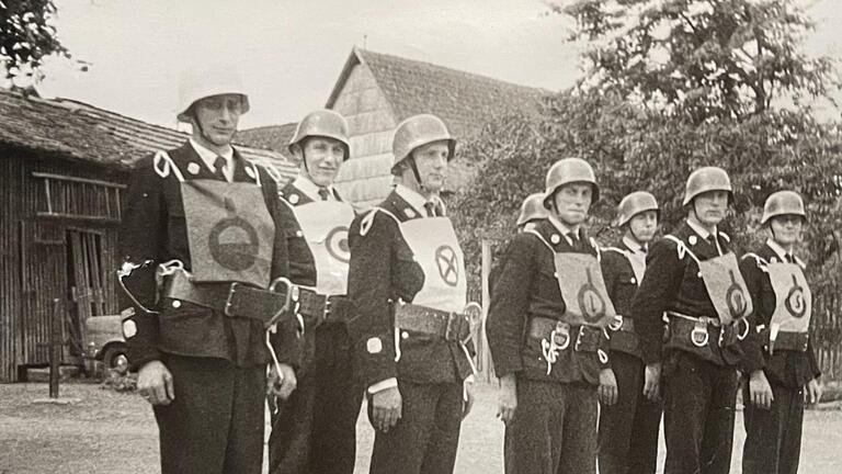 150 Jahre Freiwillige Feuerwehr Oberbach: Die historische Aufnahme aus dem Jahr 1961 zeigt die erste Leistungsprüfung der Wehr. - 150 Jahre Freiwillige Feuerwehr Oberbach: Die historische Aufnahme aus dem Jahr 1961 zeigt die erste Leistungsprüfung der Wehr. 150 Jahre Freiwillige Feuerwehr Oberbach: Die historische Aufnahme aus dem Jahr 1961 zeigt die erste Leistungsprüfung der Wehr. - 150 Jahre Freiwillige Feuerwehr Oberbach: Die historische Aufnahme aus dem Jahr 1961 zeigt die erste Leistungsprüfung der Wehr.