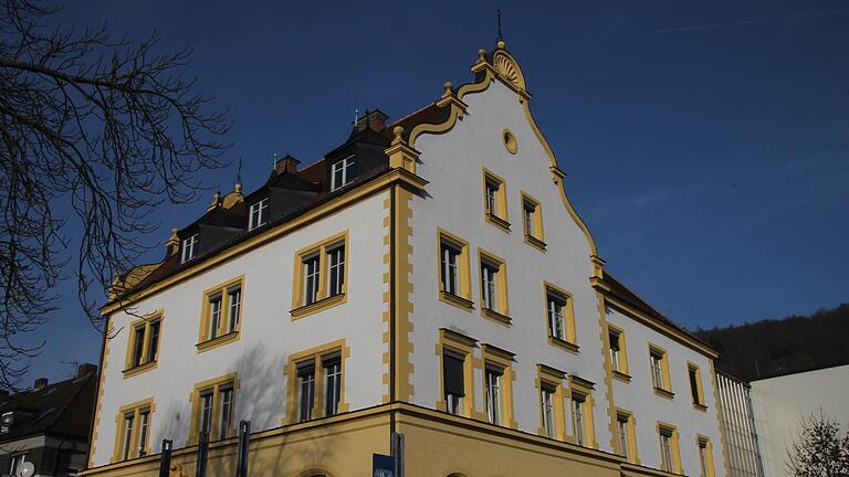 Vor dem Amtsgericht in Gemünden sah sich ein 50-jähriger Steuerberater wieder. Er soll 37.000 Euro verlangt haben, obwohl er seine Aufgaben nicht vollständig erledigt haben soll.