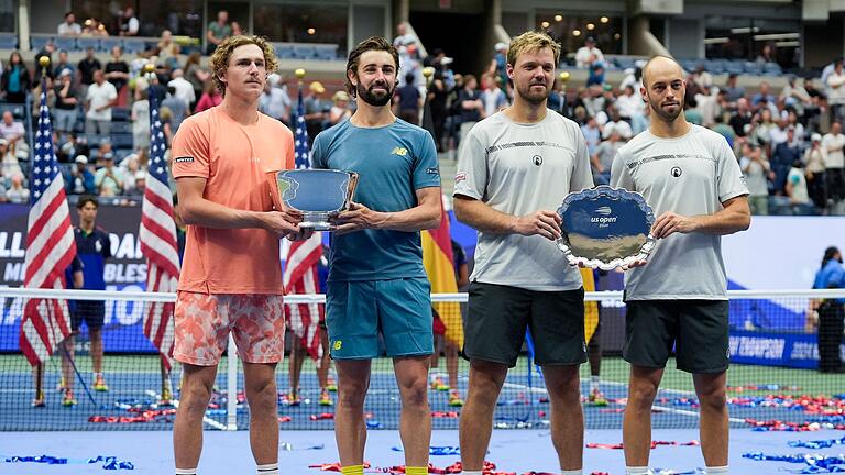 ATP-Tour - US Open       -  Tim Pütz (r) und Kevin Krawietz werden für die Final-Teilnahme bei den US Open geehrt. Max Purcell (l) und Jordan Thompson freuen sich über die Siegertrophäe.