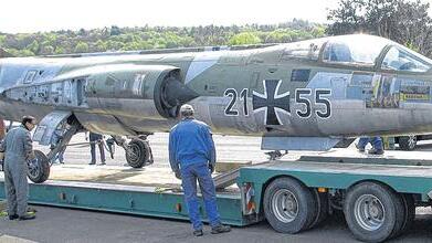 Fast geschafft: Der &bdquo;Starfighter&ldquo; des Haßfurter MFC wird zum Transport fertig gemacht nach Karlsruhe, wo der ehemalige Kampfjet über einer Kunstausstellung schweben soll.