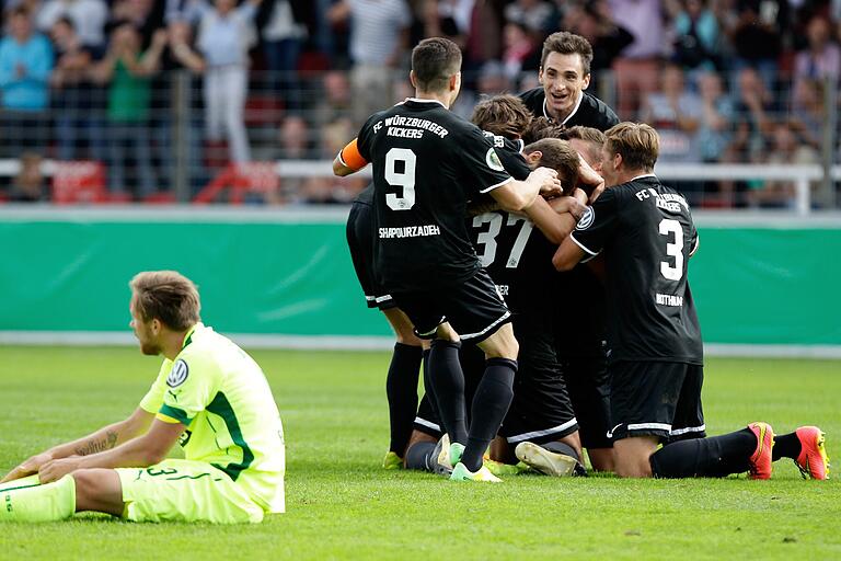 Pokal-Sensation: Die Kickers bejubel am 17. August 2014 den 3:2-Sieg gegen Fortuna Düsseldorf. Pokal-Sensation: Die Kickers bejubel am 17. August 2014 den 3:2-Sieg gegen Fortuna Düsseldorf.