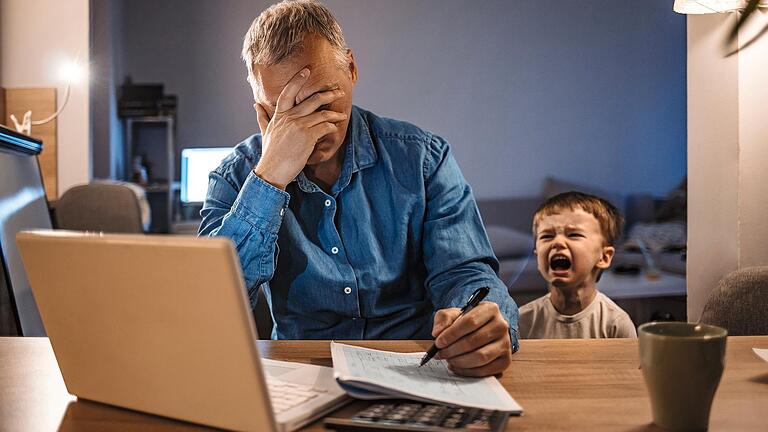 Vor allem für Eltern von Kindern, die derzeit nicht in die Kita oder Grundschule dürfen, kann das Homeoffice zu einer gewaltigen Herausforderung werden.