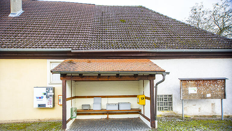 Impressionen aus dem Dorf - die Bushaltestelle. Lange Zeit sorgten sich die Albersdorfer, dass ihr Dorf ausstirbt. Doch seit einiger Zeit kommt neues Leben in die Ortschaft. Seit kurzem gibt es auch ein Neubaugebiet.