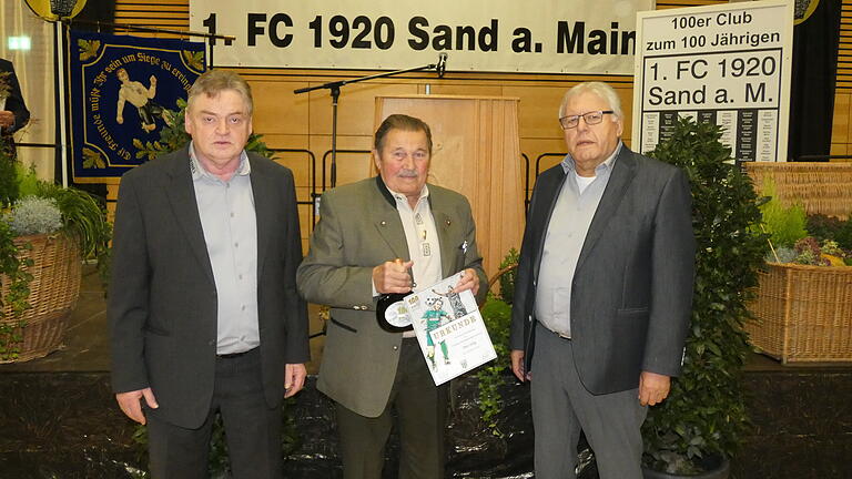 Theo Selig (Mitte) und Otto Schneider (gesundheitlich verhindert) sind seit 70 Jahren Mitglied beim 1. FC Sand und wurden vom Vorsitzenden Egbert Mahr (links) und vom Ehrenvorsitzenden Udo Rhein (rechts) gewürdigt. Theo Selig (Mitte) und Otto Schneider (gesundheitlich verhindert) sind seit 70 Jahren Mitglied beim 1. FC Sand und wurden vom Vorsitzenden Egbert Mahr (links) und vom Ehrenvorsitzenden Udo Rhein (rechts) gewürdigt.