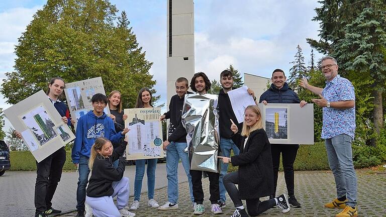 Das P-Seminar 'Wir verpacken unseren Kirchturm' des Karlstädter Johann-Schöner-Gymnasiums zusammen mit Studiendirektor Jochen Diel (rechts) vor dem Glockenturm der Karlstädter Pfarrkirche 'Zur Heiligen Familie'. Das Bauwerk soll im Stil des Künstlers Christo verpackt werden. Das P-Seminar 'Wir verpacken unseren Kirchturm' des Karlstädter Johann-Schöner-Gymnasiums zusammen mit Studiendirektor Jochen Diel (rechts) vor dem Glockenturm der Karlstädter Pfarrkirche 'Zur Heiligen Familie'. Das Bauwerk soll im Stil des Künstlers Christo verpackt werden.