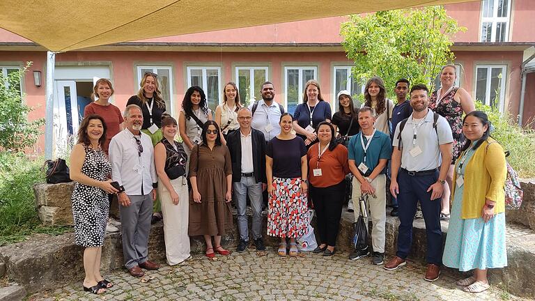 Bildmitte: Alexander Röhrer (Schulleiter), Melanie Bey-Outten (erweiterte Schulleitung), Mitglieder der US-Delegation sowie SchülerInnen der 10. Jahrgangsstufe (hintere Reihe rechts).