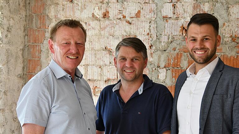 Neben Bürgermeister Peter Juks (von links) stehen die beiden Geschäftsführer Manuel Wagner und Jonas Hauck an der Spitze der Städtischen Wohnungsgesellschaft Ochsenfurt. Neben Bürgermeister Peter Juks (von links) stehen die beiden Geschäftsführer Manuel Wagner und Jonas Hauck an der Spitze der Städtischen Wohnungsgesellschaft Ochsenfurt. 