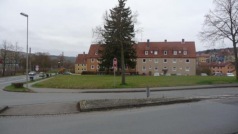 (huGO-ID: 35401787) Auf dem Grundstück Flurnummer 1638 am Eingang zum Bärental in Ochsenfurt könnte der Freistaat Bayern günstige Wohnungen für Flüchtlinge und Bedürftige bauen FOTO Claudia Schuhmannsaxsx