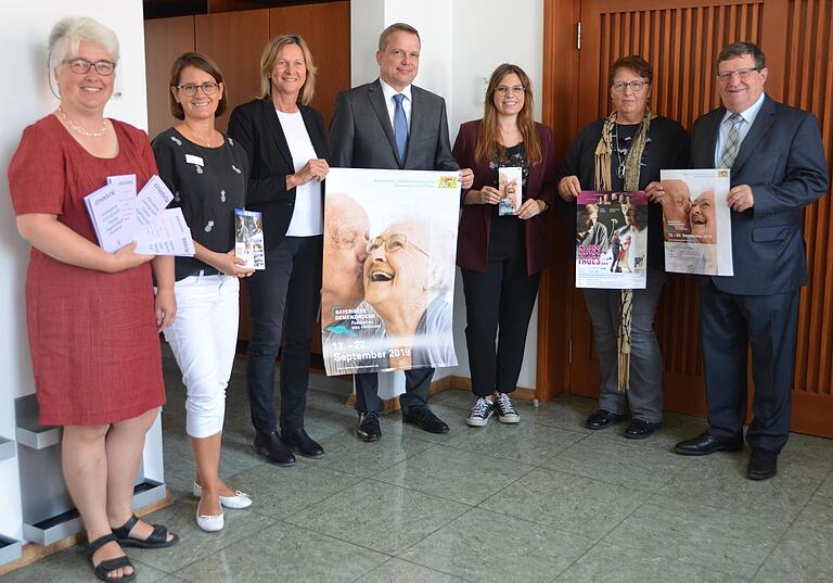 Vom 13. bis 22. September findet die erste Bayerische Demenzwoche statt. Auch im Landkreis Rhön-Grabfeld werden dazu Veranstaltungen angeboten. Auf zahlreiche Besucher freuen sich (von links): Martina Heinrich (Selbsthilfegruppen 'Die Spurensucher' und 'Vergiß mein nicht'), Sabine Wenzel-Geier (Pflegestützpunkt Rhön-Grabfeld), Maria Reichert-Härder (Gesundheitsamt), Dr. Matthias Wagner (Geschäftsführer Bäderland Bayerische Rhön), Ramona Nürnberger (Fachstelle für Senioren und Menschen mit Behinderung), Johanna Dietz (Fachstelle für pflegende Angehörige) und stellvertretender Landrat Josef Demar. Vom 13. bis 22. September findet die erste Bayerische Demenzwoche statt. Auch im Landkreis Rhön-Grabfeld werden dazu Veranstaltungen angeboten. Auf zahlreiche Besucher freuen sich (von links): Martina Heinrich (Selbsthilfegruppen 'Die Spurensucher' und 'Vergiß mein nicht'), Sabine Wenzel-Geier (Pflegestützpunkt Rhön-Grabfeld), Maria Reichert-Härder (Gesundheitsamt), Dr. Matthias Wagner (Geschäftsführer Bäderland Bayerische Rhön), Ramona Nürnberger (Fachstelle für Senioren und Menschen mit Behinderung), Johanna Dietz (Fachstelle für pflegende Angehörige) und stellvertretender Landrat Josef Demar.