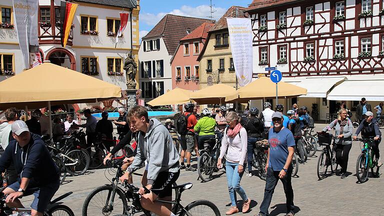 Kaum Sicherheitsabstand: Viele Menschen trafen sich am Pfingstsonntag auf dem Volkacher Marktplatz, um bei herrlichem Wetter das Leben nach den Corona-Lockerungen in vollen Zügen zu genießen. Kaum Sicherheitsabstand: Viele Menschen trafen sich am Pfingstsonntag auf dem Volkacher Marktplatz, um bei herrlichem Wetter das Leben nach den Corona-Lockerungen in vollen Zügen zu genießen.