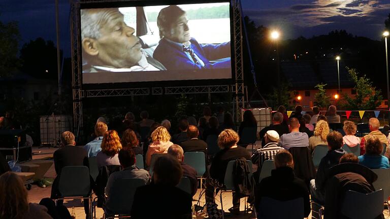 Als die Sonne untergangen war und der Vollmond über Sendelbach aufstieg, erlebten die Lohrer Kinofreunde den ersten Hollywoodfilm auf dem Platz vor der Stadthalle. Als die Sonne untergangen war und der Vollmond über Sendelbach aufstieg, erlebten die Lohrer Kinofreunde den ersten Hollywoodfilm auf dem Platz vor der Stadthalle.