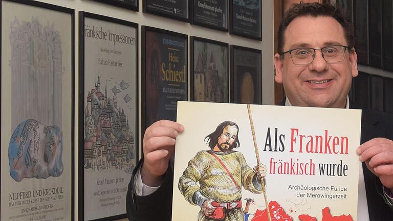 Museumsleiter Markus Mergenthaler präsentiert im Gang mit der Plakatgalerie das aktuelle Plakat zur Ausstellung. Museumsleiter Markus Mergenthaler präsentiert im Gang mit der Plakatgalerie das aktuelle Plakat zur Ausstellung.
