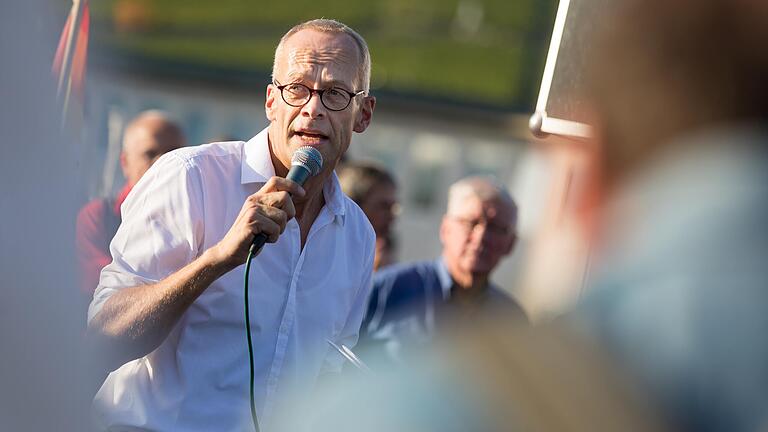 Burkhard Hose, der katholische Hochschulpfarrer in Würzburg, sammelt Unterschriften gegen das Nein des Vatikans zu einer Segnung gleichgeschlechtlicher Paare. Das Bild zeigt den 53-Jährigen bei einer Demonstration im Oktober 2020 zum Gedenken an den antisemitischen Anschlag von Halle. Burkhard Hose, der katholische Hochschulpfarrer in Würzburg, sammelt Unterschriften gegen das Nein des Vatikans zu einer Segnung gleichgeschlechtlicher Paare. Das Bild zeigt den 53-Jährigen bei einer Demonstration im Oktober 2020 zum Gedenken an den antisemitischen Anschlag von Halle.