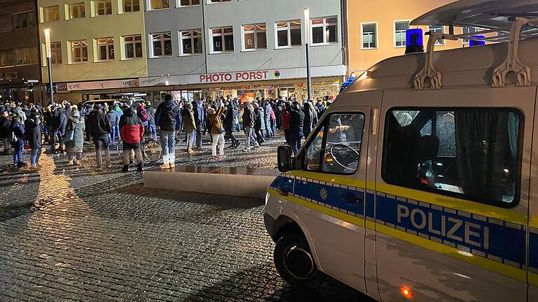 Die Aggression gegen Polizisten am späteren Sonntagabend auf dem Schweinfurter Marktplatz hat ein juristisches Nachspiel für zwei Männer aus der Stadt und dem Landkreis Schweinfurt: Gegen sie wurden Haftbefehle erlassen, weil sie versucht haben sollen, ein Polizeiauto in Brand zu stecken.