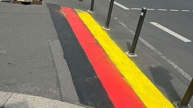Die Regenbogenflagge gegenüber der Residenz wurde mit einer Deutschlandfahne übermalt. Die Regenbogenflagge gegenüber der Residenz wurde mit einer Deutschlandfahne übermalt.