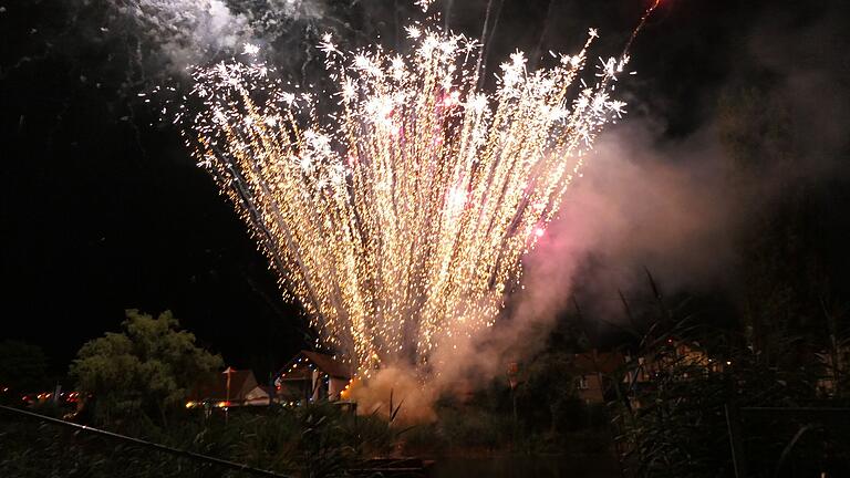 Ein prächtiges Feuerwerk erleuchtete den Altmain am Montagabend. Ein prächtiges Feuerwerk erleuchtete den Altmain am Montagabend.
