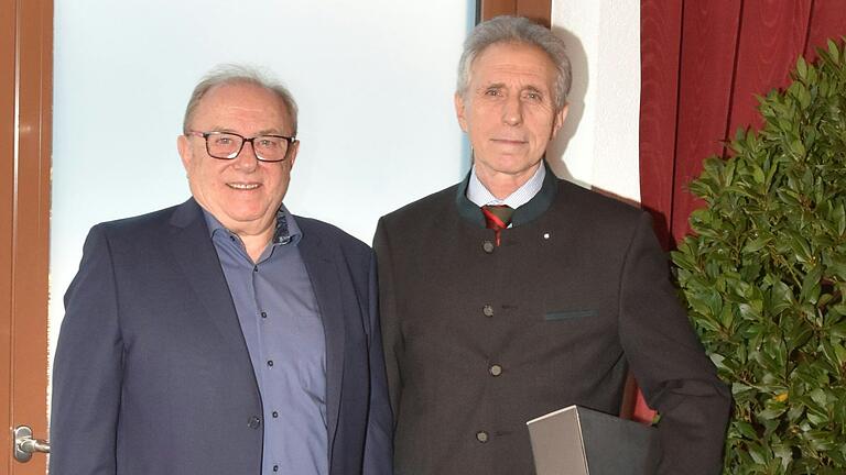 Bürgermeister Edgar Schüttler (links) ehrte Luitpold Graf Wolffskeel für sein 30-jähriges Engagement in kirchlichen und sozialen Bereichen.