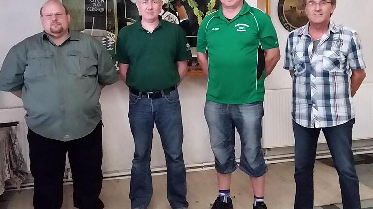 Vorsitzender André Schröder (von links) gratulierten den Siegern des Preisschießens des Schützenvereins Mellrichstadt: Erster Georg Krauß. Zweiter Alexander Dod, Dritter Andreas Eisenmann. Vorsitzender André Schröder (von links) gratulierten den Siegern des Preisschießens des Schützenvereins Mellrichstadt: Erster Georg Krauß. Zweiter Alexander Dod, Dritter Andreas Eisenmann.
