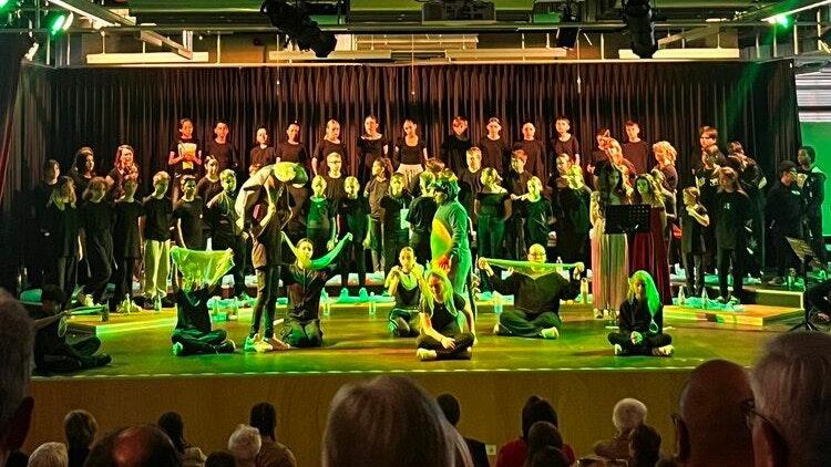 Mit der Aufführung des Musicals 'Tabaluga oder die Reise zur Vernunft' machte die Mittelschule am 13. und 14. Juni den Auftakt zu den Feiern anlässlich des 50-jährigen Bestehens des Nägelsee-Schul- und Sportzentrums. Mit der Aufführung des Musicals 'Tabaluga oder die Reise zur Vernunft' machte die Mittelschule am 13. und 14. Juni den Auftakt zu den Feiern anlässlich des 50-jährigen Bestehens des Nägelsee-Schul- und Sportzentrums. 