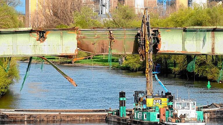Halbzeit beim Brückenabriss - Die erste Lücke: Während der Abriss des Stahlträgers begann, war die Schifffahrt auf dem Main noch gesperrt. Halbzeit beim Brückenabriss - Die erste Lücke: Während der Abriss des Stahlträgers begann, war die Schifffahrt auf dem Main noch gesperrt.