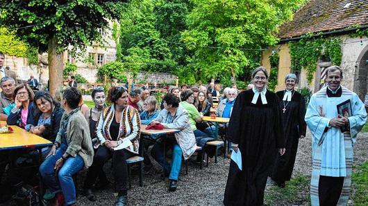 Diese drei Geistlichen (von links) Pfarrerin Melanie von Truchseß, Regionalbischöfin Dorothea Greiner und Pfarrer Dr. Mariusz Falk hielten den ökumenischen Festgottesdienst am Samstag zum 1200-jährigen Jubiläum von Friesenhausen. Diese drei Geistlichen (von links) Pfarrerin Melanie von Truchseß, Regionalbischöfin Dorothea Greiner und Pfarrer Dr. Mariusz Falk hielten den ökumenischen Festgottesdienst am Samstag zum 1200-jährigen Jubiläum von Friesenhausen.