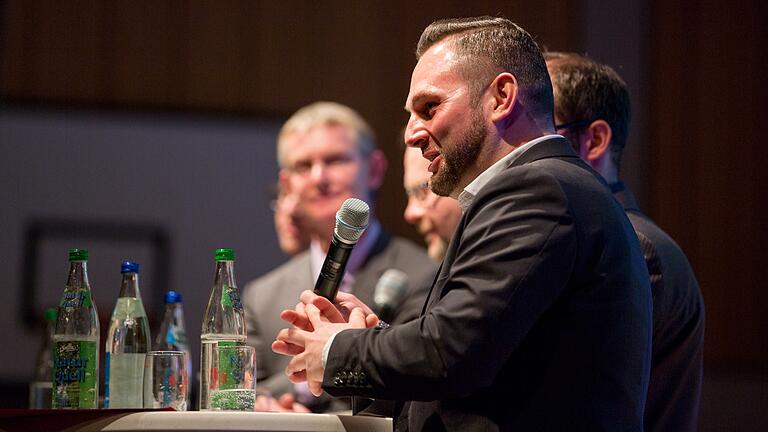 Während der Podiumsdiskussion der Main-Post zur Bürgermeisterwahl am 5. Februar dieses Jahres in Dettelbach hatte Matthias Bielek (vorne im Bild) als Kandidat der Freien Wähler behauptet, dass er das Amt des Bürgermeisters zu 100 Prozent ausfüllen möchte. Ein Widerspruch zu seinen Plänen, möglicherweise doch nebenbei weiter als Moderator zu arbeiten? Während der Podiumsdiskussion der Main-Post zur Bürgermeisterwahl am 5. Februar dieses Jahres in Dettelbach hatte Matthias Bielek (vorne im Bild) als Kandidat der Freien Wähler behauptet, dass er das Amt des Bürgermeisters zu 100 Prozent ausfüllen möchte. Ein Widerspruch zu seinen Plänen, möglicherweise doch nebenbei weiter als Moderator zu arbeiten?