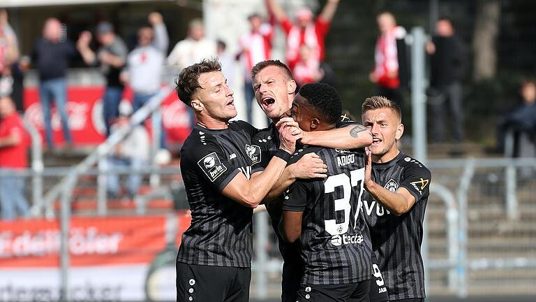 Jubelt über seinen ersten Ligatreffer für die Kickers: Marvin Pourié (Zweiter von links) mit Mirnes Pepic, Ryan Adigo und Alexander Lungwitz (von links).