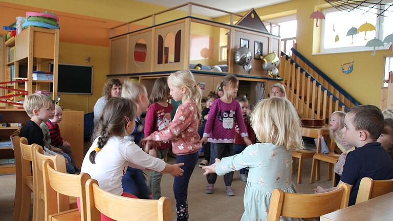 Kinder spielen im 25 Jahre alten Landkindergarten in Hofstetten Kinder spielen im 25 Jahre alten Landkindergarten in Hofstetten