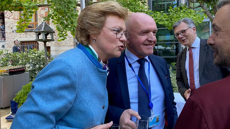 Landrat Thomas Habermann im Gespräch mit der Europaparlamentarierin Monika Hohlmeier.
