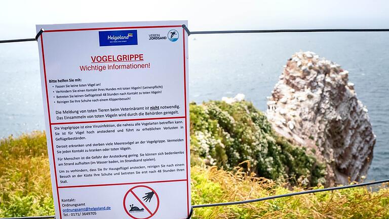 Vogelgrippe.jpeg       -  Ein Schild informiert über die Vogelgrippe auf der Hochseeinsel Helgoland.