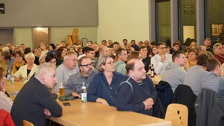 Ein volles Haus der Jugend in Gaukönigshofen: Im Ort sollen 80 Geflüchtete untergebracht werden. Was das bedeutet, erklärten Mitarbeiter des Landratsamtes am Donnerstagabend.