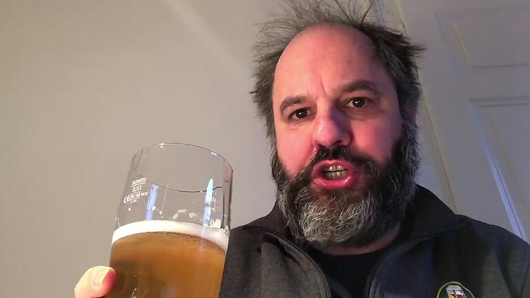 Matthias Egersdörfer testet den Rhöner Bier-Adventskalender - und veröffentlicht seine Ergebnisse auf Facebook.