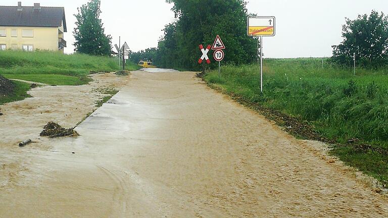Der Flurbereinigungsweg von Stadelschwarzach nach Prichsenstadt verwandelte sich durch den Starkregen am Freitag in einen Fluss.