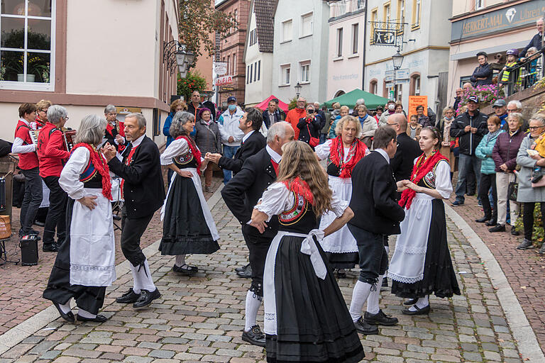 Vielbeachtet, die Darbietungen der Volkstanzgruppe auf dem Gemündener Herbstmarkt. Vielbeachtet, die Darbietungen der Volkstanzgruppe auf dem Gemündener Herbstmarkt.
