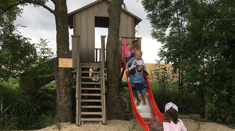 Das Baumhaus über dem Sickerbach ist ein Höhepunkt des kleinen Bärleswegs. Das Baumhaus über dem Sickerbach ist ein Höhepunkt des kleinen Bärleswegs.