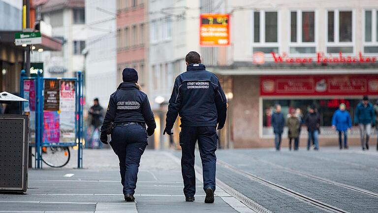 Weil er in der Würzburger Innenstadt einen Mitarbeiter des kommunalen Ordnungsdienstes und zwei Polizeibeamte angegriffen hatte, wurde ein Rentner nun verurteilt (Symbolfoto). Weil er in der Würzburger Innenstadt einen Mitarbeiter des kommunalen Ordnungsdienstes und zwei Polizeibeamte angegriffen hatte, wurde ein Rentner nun verurteilt (Symbolfoto).